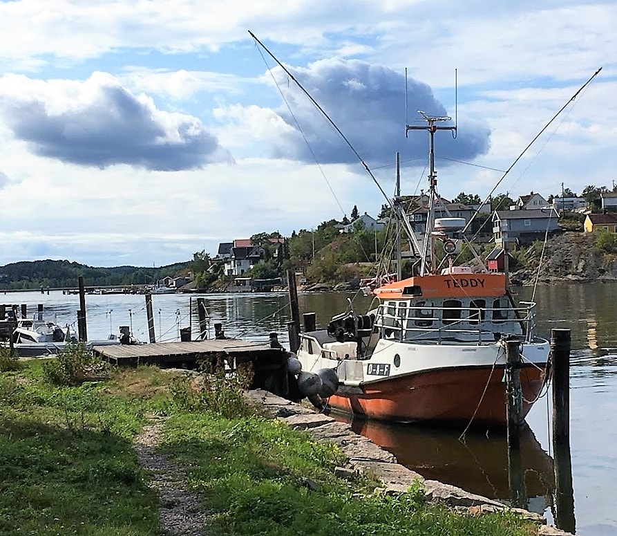 Foto 14 Vaterland - fiskebåt som ligger i elven