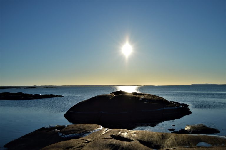 Glufsa på Kråkerøy – et navn som trenger forklaring. Sol fra skyfri himmel. Urbantoglandlig
