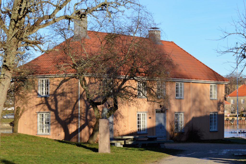 Historisk og kortreist tur til Isegran på Kråkerøy - Det over 300 år gamle Empirehuset