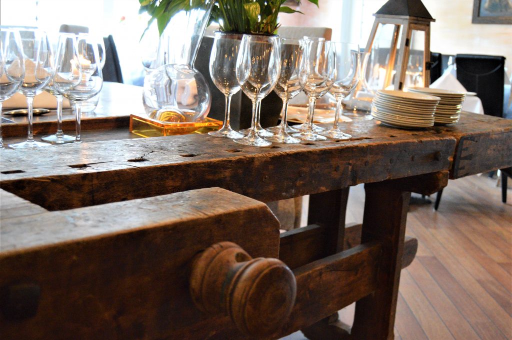 Detalj fra interiøret på Bare Kos, høvelbenk med glass