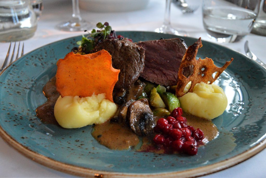 Middagsrett - reinsdyr fra vidda, bare Kos på Beitostølen