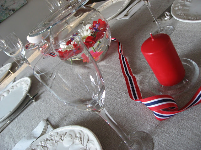 Bordet er dekket i flaggfargene rødt, hvitt og blått til 17.mai