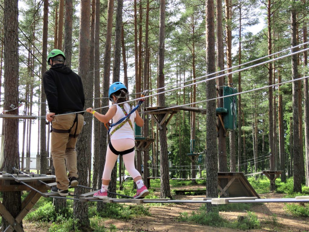 Klatreparken i Bø - snakk om en frydefull opplevelse - Høyt og Lavt klatrepark. Foto 1