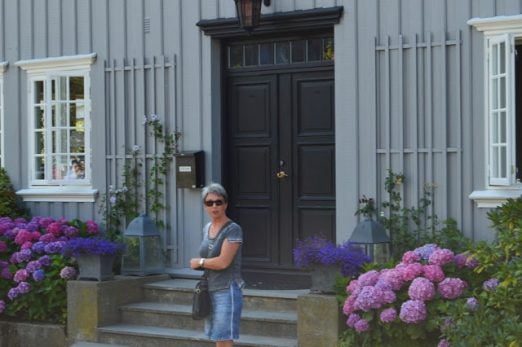 Bloggeren foran et vakkert hus i Drøbak