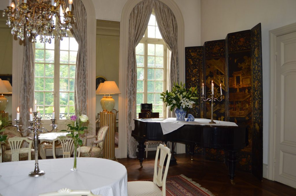 Står slottsbryllup på ønskelisten, hva med Kronovall slott? Spisesalen med flygel