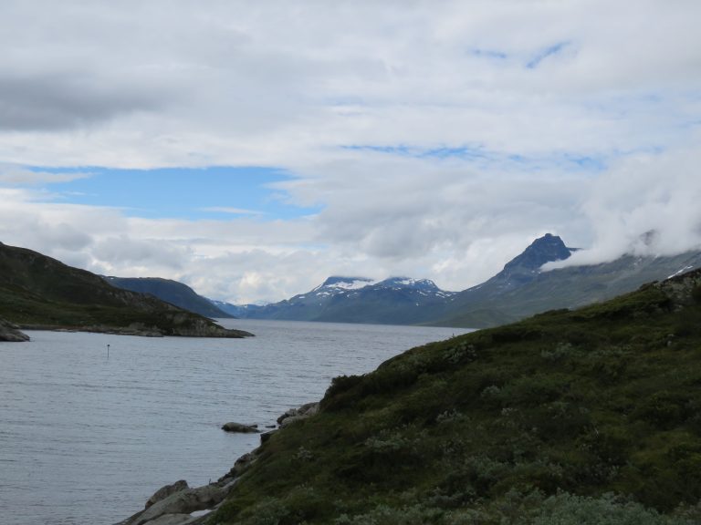 Fjelltopper sett på turen mellom Torfinnsbu og Bygdin