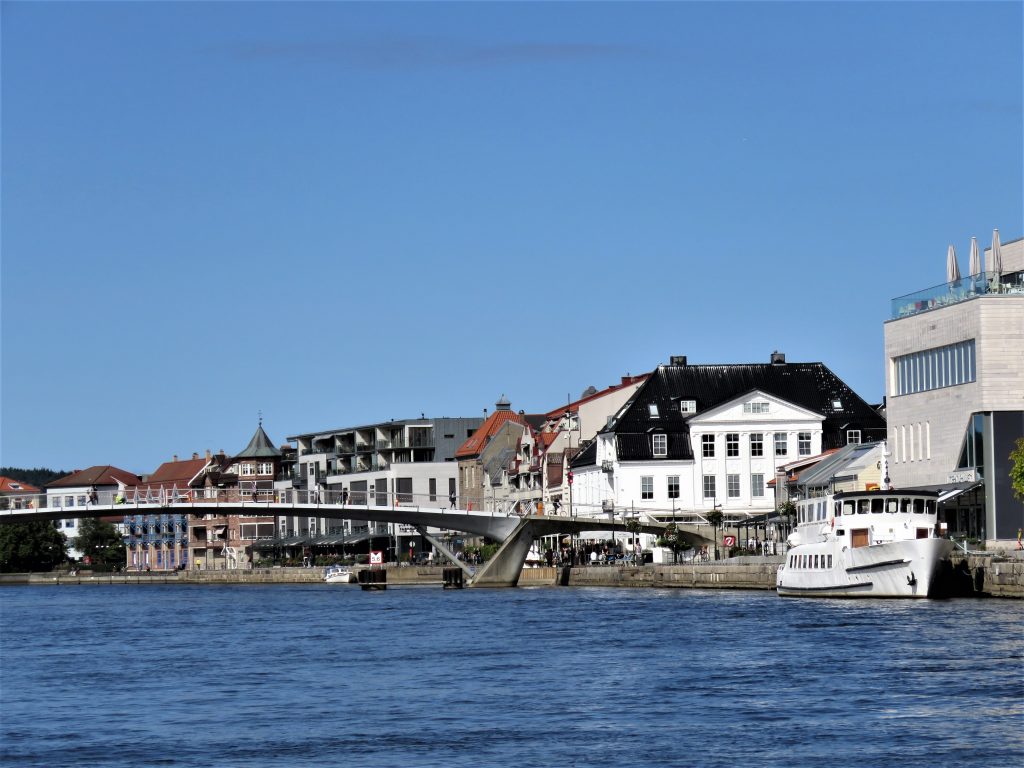 Norges mest attraktive by - Fredrikstad - Gangbrua sett fra byferga