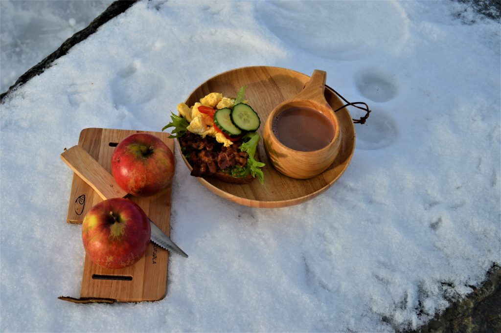 Matpakke, kakao og frukt er deilig rstemat på fjellturen, Beitostølen