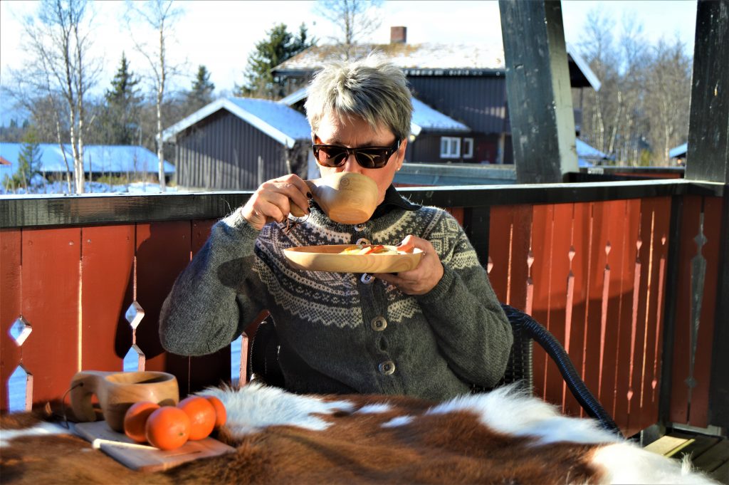 Rast på verandaen etter en fjelltur, Beitostølen