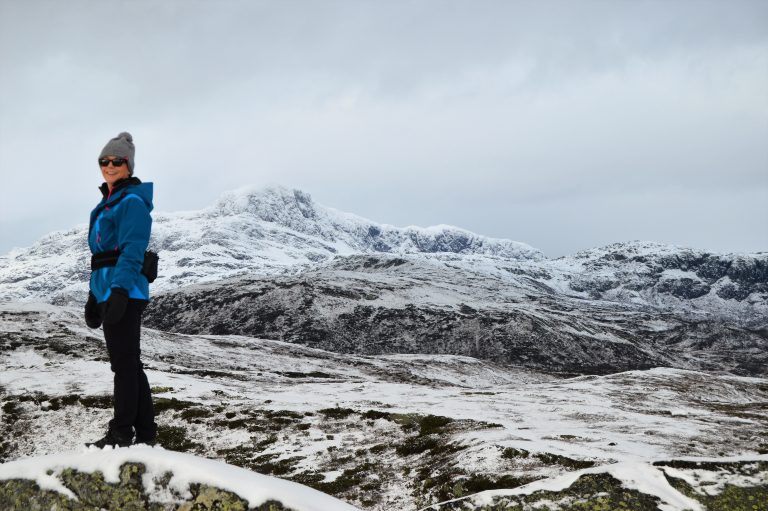 Fottur gjennom fire topper rundt Beitostølen - Mette som ser utover fjelltoppene
