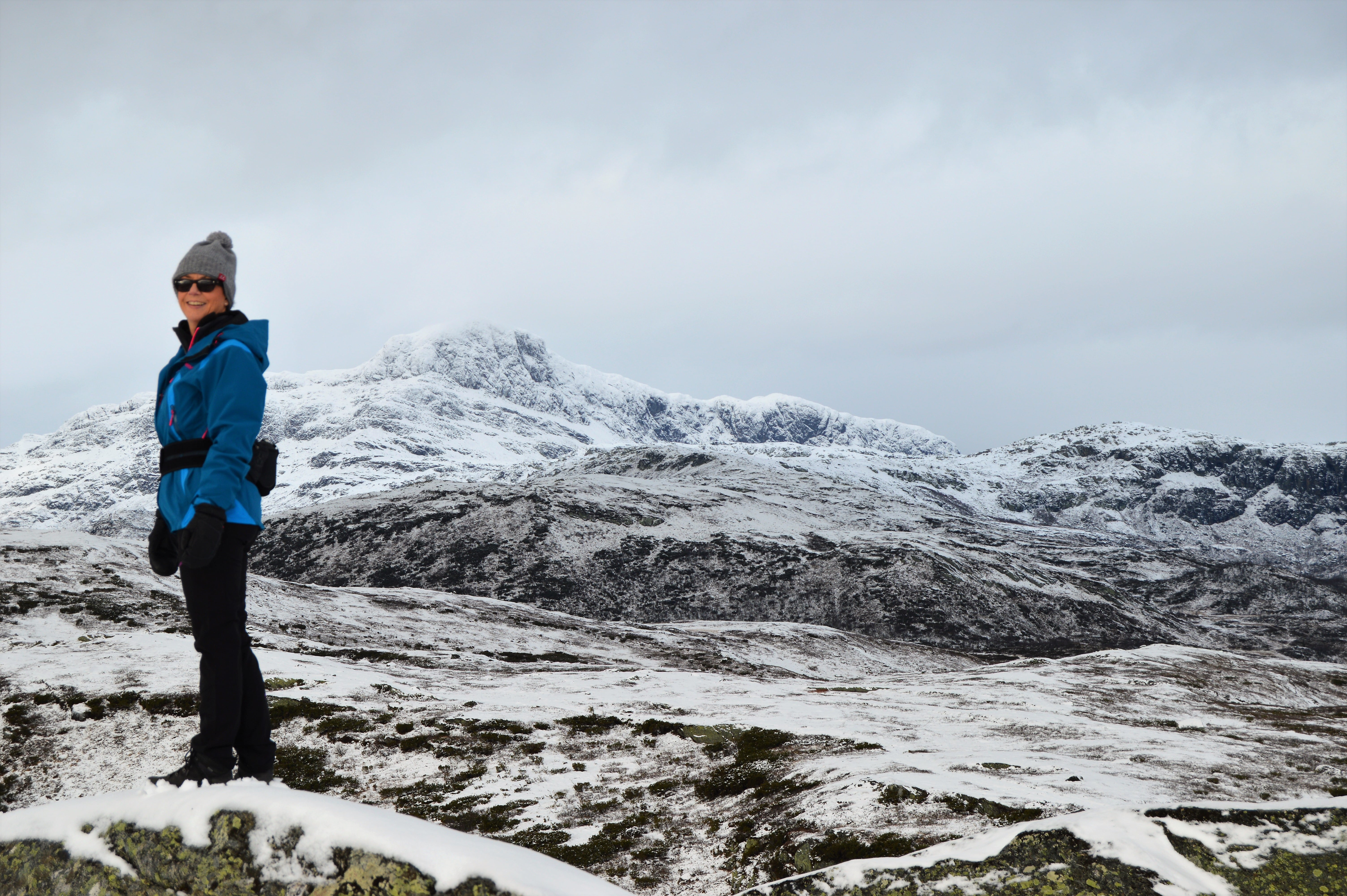 Fottur gjennom fire topper rundt Beitostølen - Mette som ser utover fjelltoppene
