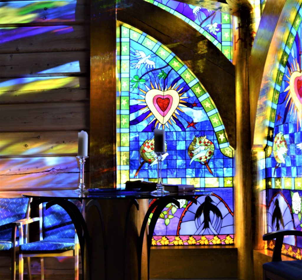 Fotot 5. Glassmalerier i Lyskapellet, Beitostølen