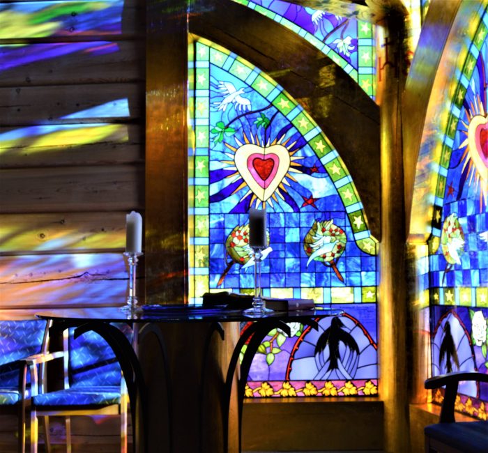 Fotot 5. Glassmalerier i Lyskapellet, Beitostølen