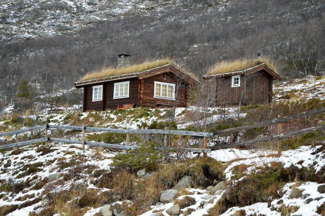 Reisen innover Valdresflya vekker barndomsminner - her ser du koier ved Gjendesheim