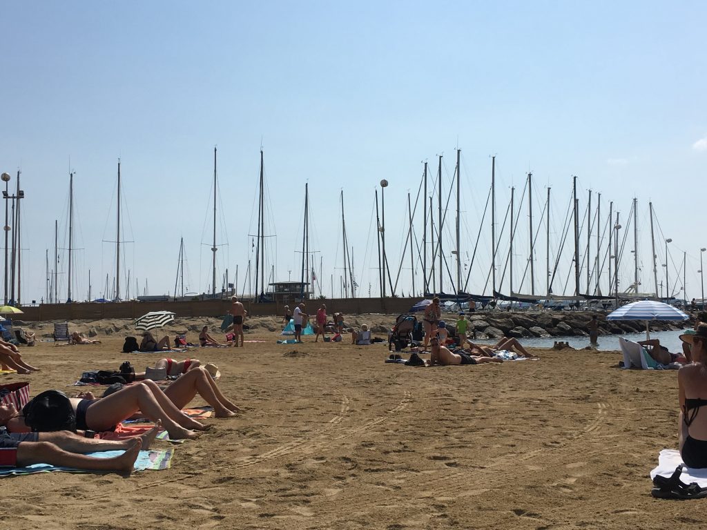 Å nyte strandliv i Sainte Maxime - Strand med båtmaster i bakgrunnen