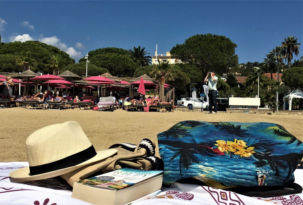 Å nyte strandliv i Sainte Maxime - Stilleben - strandkos
