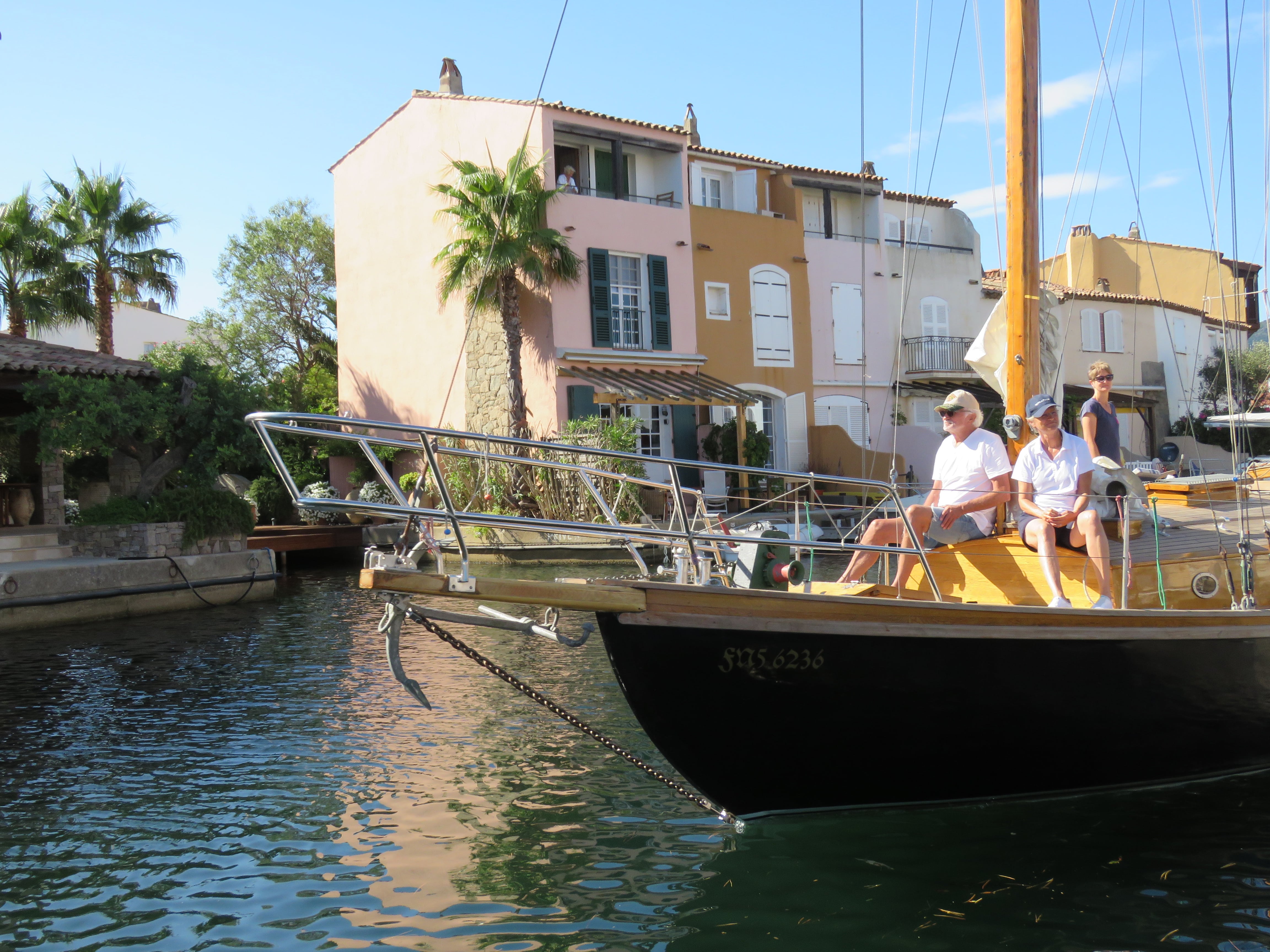 Seilbåt i kanalen i Port Grimaud.