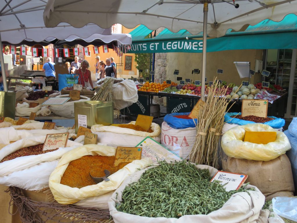 Jeg er på matmarked i Sainte Maxime - kan du kjenne duften? Krydder og urter på matmarked