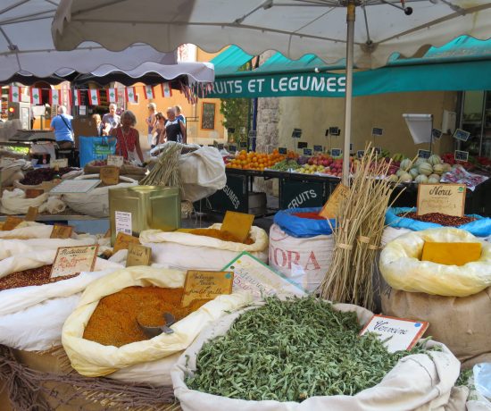 Jeg er på matmarked i Sainte Maxime - kan du kjenne duften? Krydder og urter på matmarked