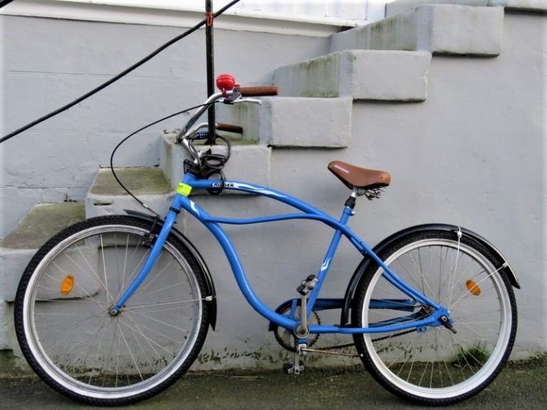 Sykkelt ved trappen i den gamle bydelen i mandal