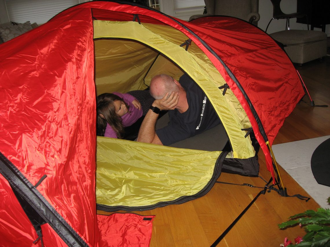 På telttur i stua, selvfølgelig. Det må prøves ut av både små og store. Urbantoglandlig