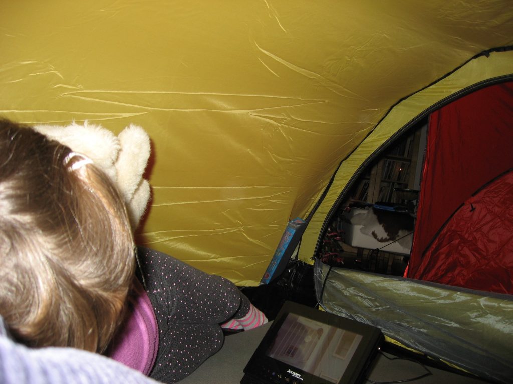 På telttur i stua, selvfølgelig. For barn er det spennende å se film i oppslått telt i stua. Urbantoglandlig