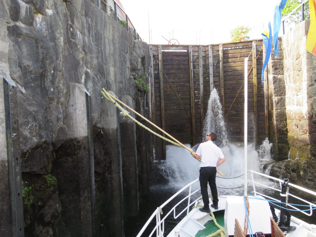 En sluse åpnes i Telemarkskanalen