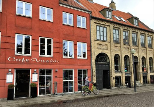 Køge i Danmark - jeg lot meg sjarmere - gatelangs i byen