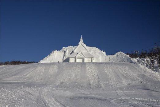 Stavkirke laget i snø på Beitostølen
