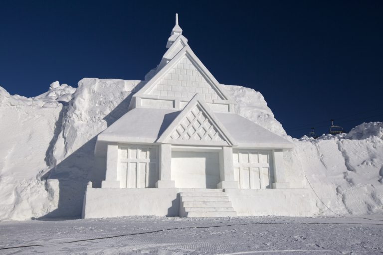 Snøskulpturer - stavkirke - Beitostølen
