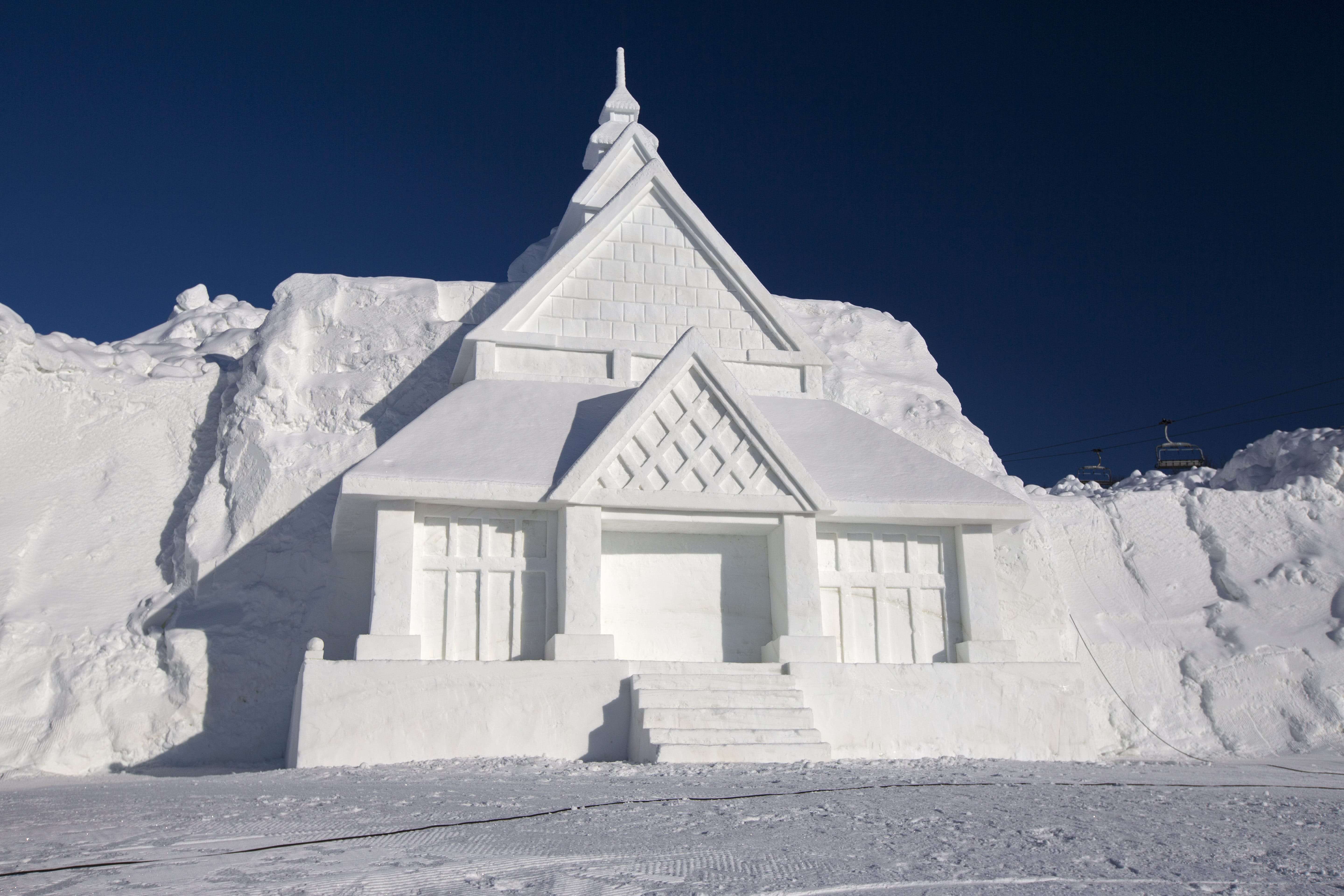 Snøskulpturer - stavkirke - Beitostølen