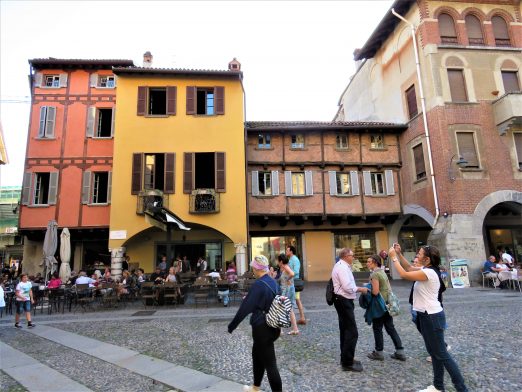 Turister på en plass i gamle Como