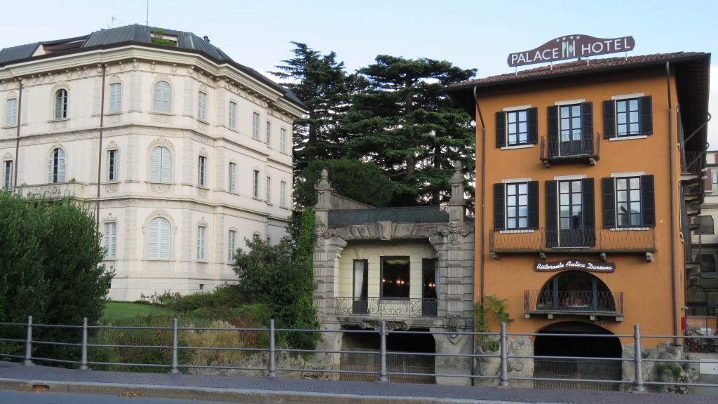 Fasjonable hoteller nede ved bryggene i Como