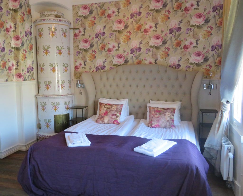 Sengen og kakkelovnet, alt matcher i rommet på Grenna hotell, Småland. Historien om Polkagris.