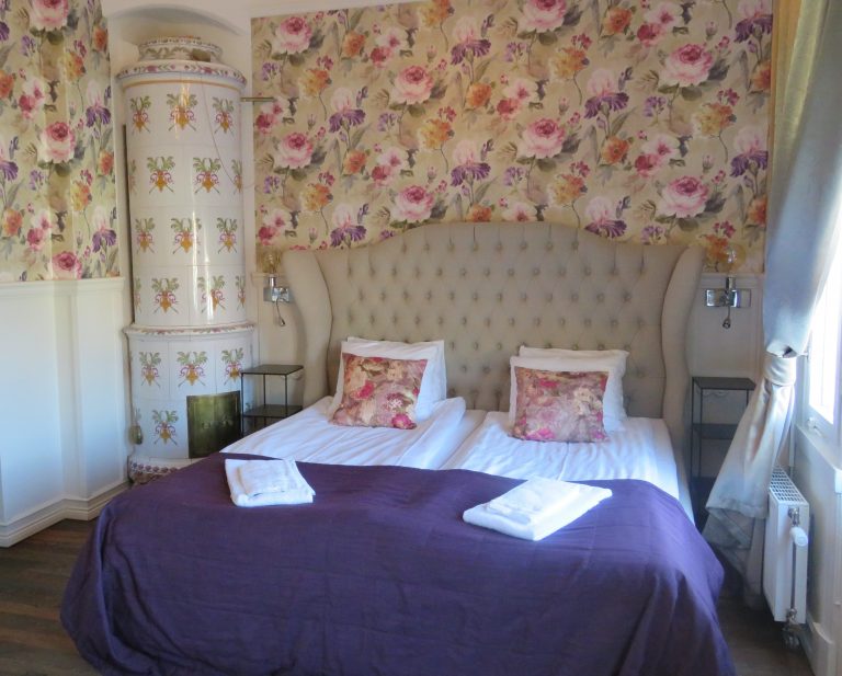 Sengen og kakkelovnet, alt matcher i rommet på Grenna hotell, Småland. Historien om Polkagris.