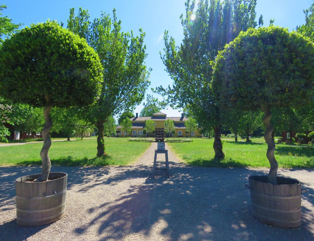 Inn gjennom porten og der møter Herregården Gunillaberg i Småland meg..