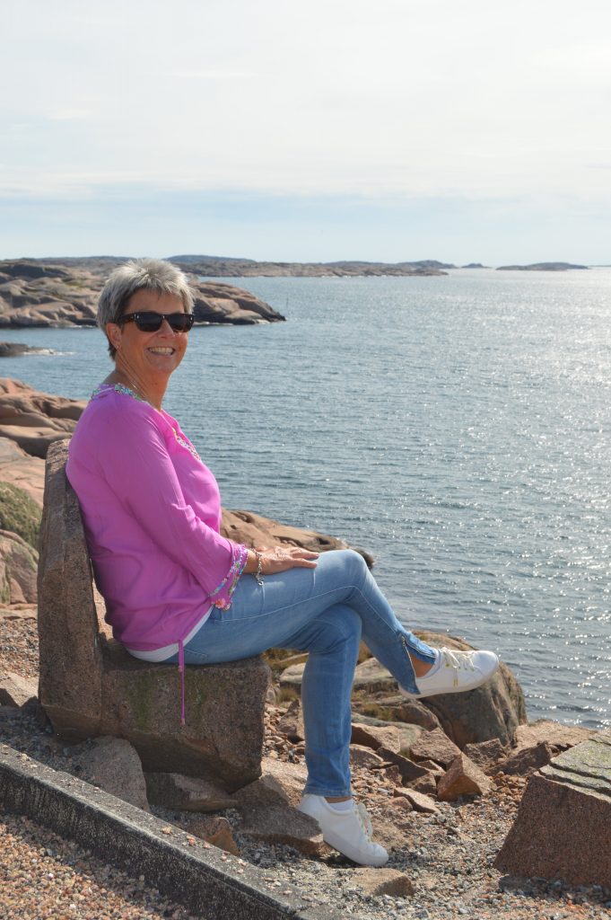 Mette tar seg en hvil langs kystlede, Strandflickorna, Lysekil