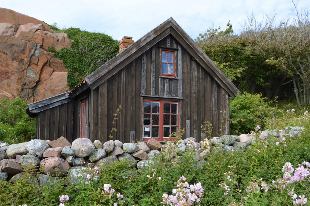 Et rustikt hus eller båthus nær Strandflickorna, Lysekil