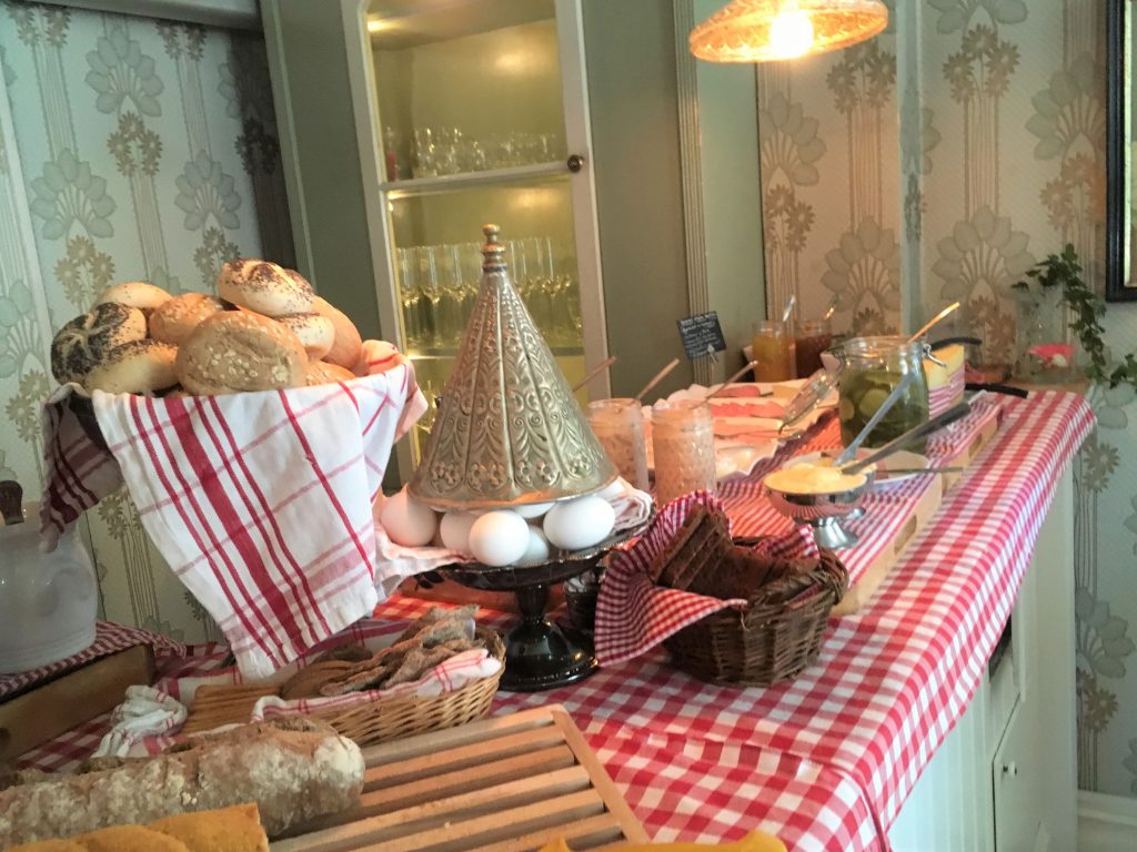 Deilig frokostbuffet hos Strandflickorna, Lysekil.