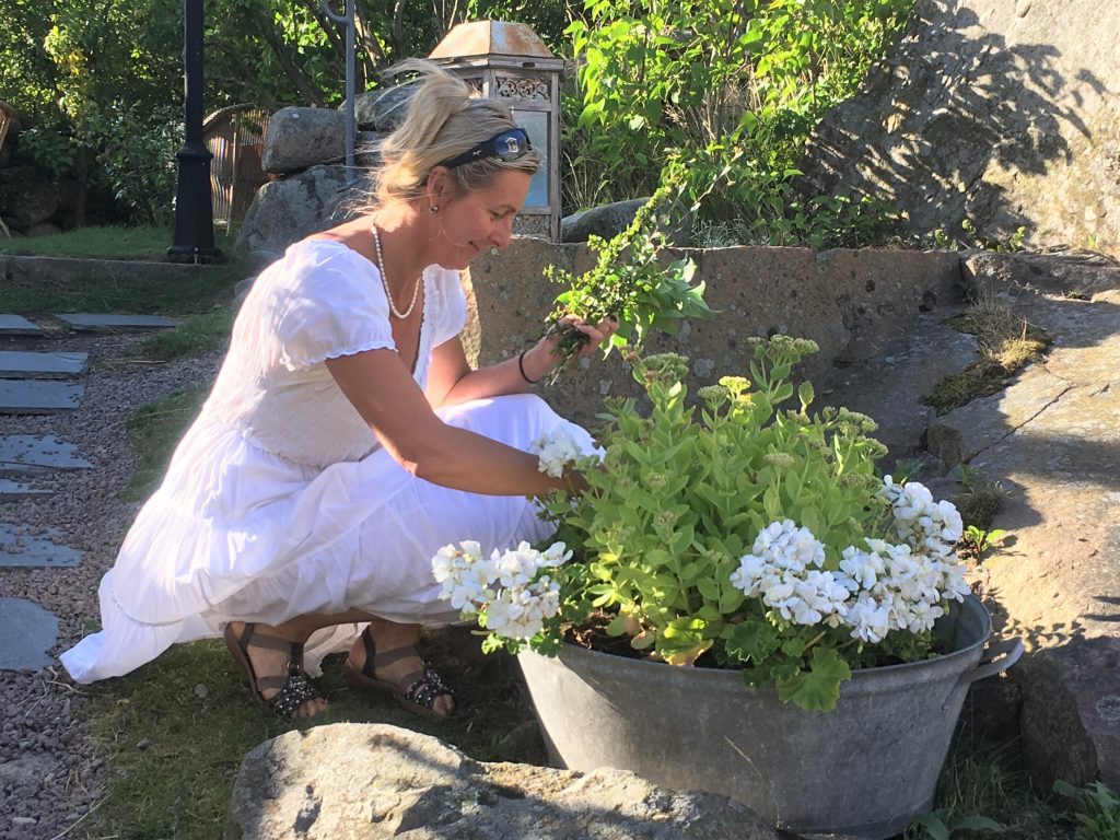 bettina i hagen hos Strandflickorna, Lysekil.