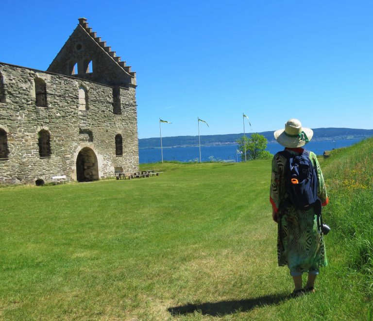 Cecilie som speider utover Vättern, på tur mot borgen. Visingsö, Småland