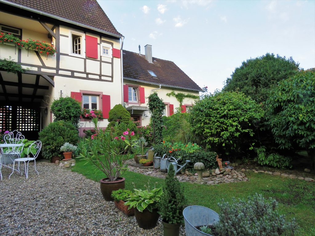 Hotel de Charme, Iffezheim - i hagen mot hotellrommene. Urbantoglandlig.