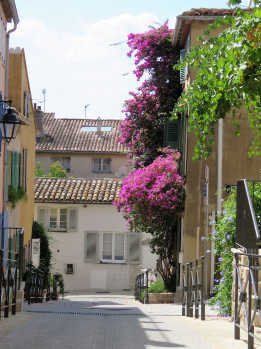 Jeg ville se bak fasaden på St.Tropez, blomstrende gate