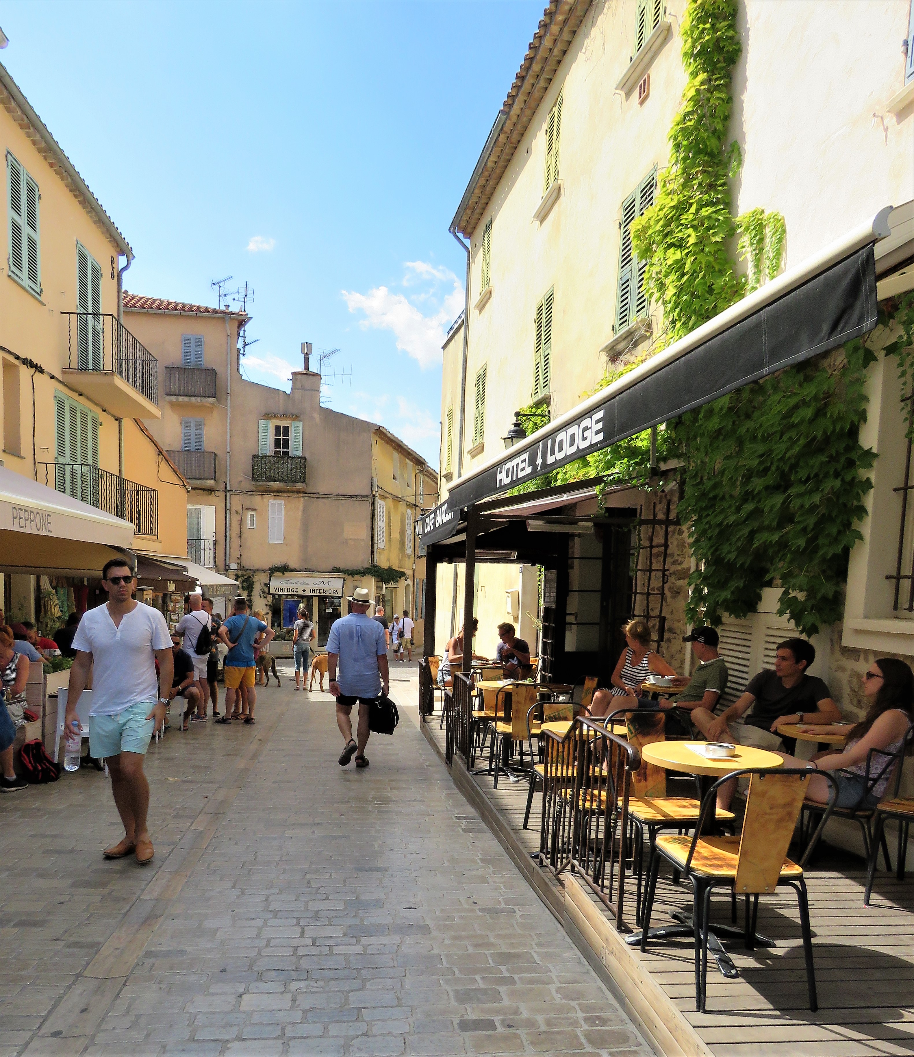 Jeg ville se bak den kontrastfylte fasaden på St.Tropez,, koselige gater