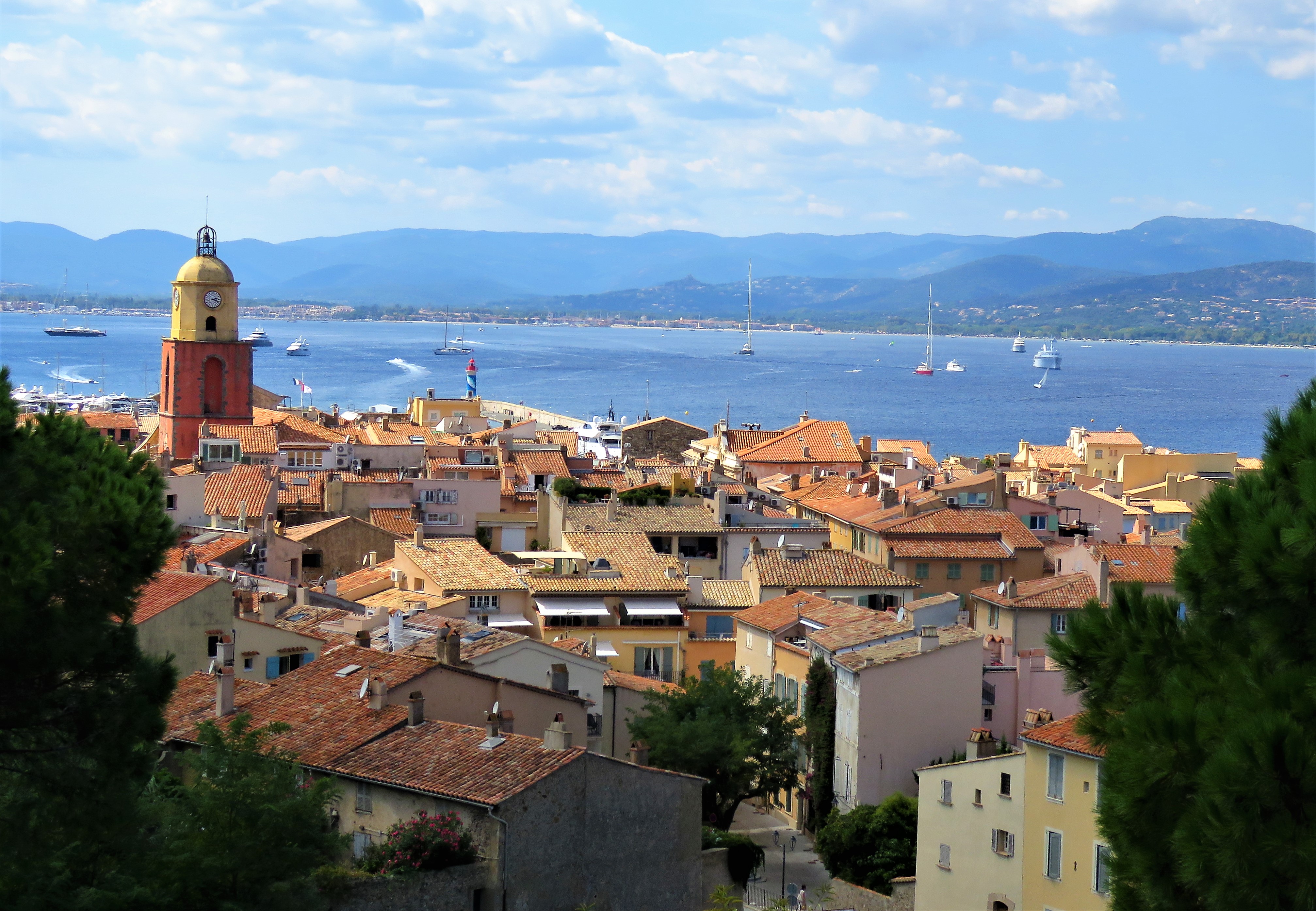 Jeg ville se bak den kontrastfylte fasaden på St.Tropez, perspektiv over byen