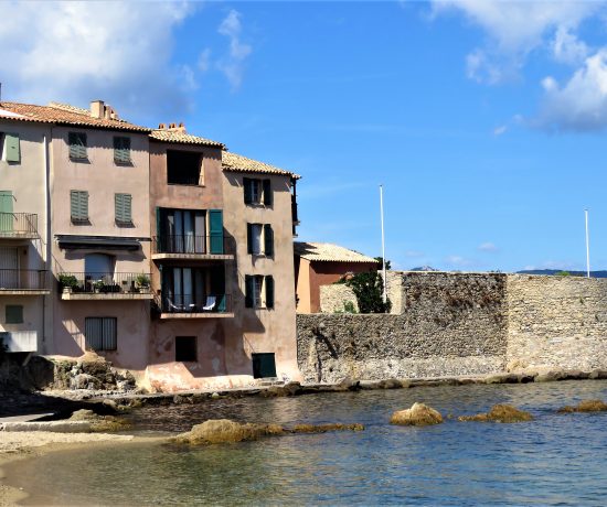 Jeg ville se bak fasaden på St.Tropez, rustikt område rett bak havna