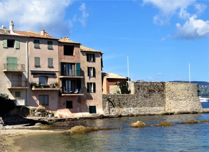 Jeg ville se bak fasaden på St.Tropez, rustikt område rett bak havna