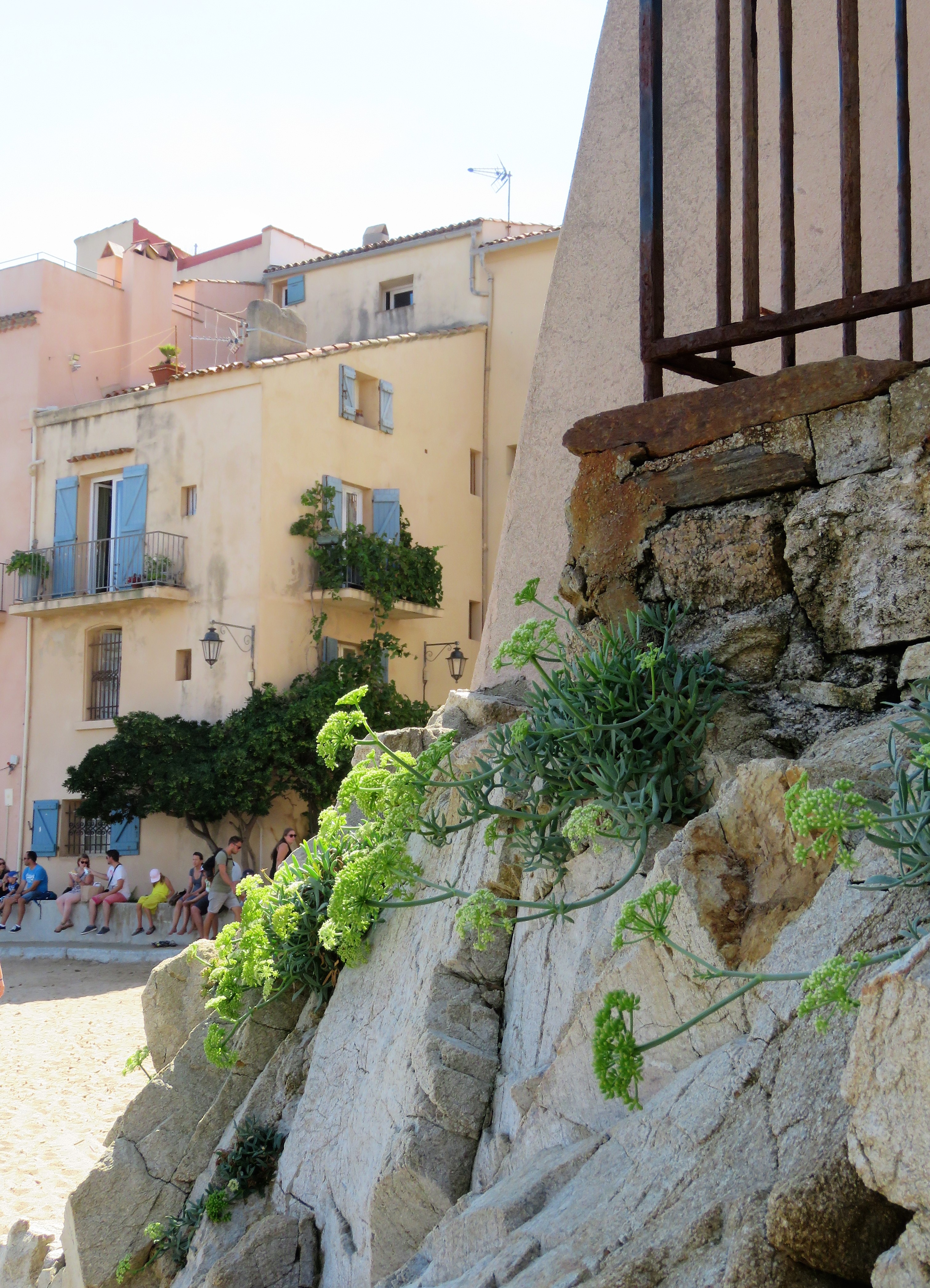 Jeg ville se bak fasaden på St.Tropez, strandområdene rett bak havnområdet