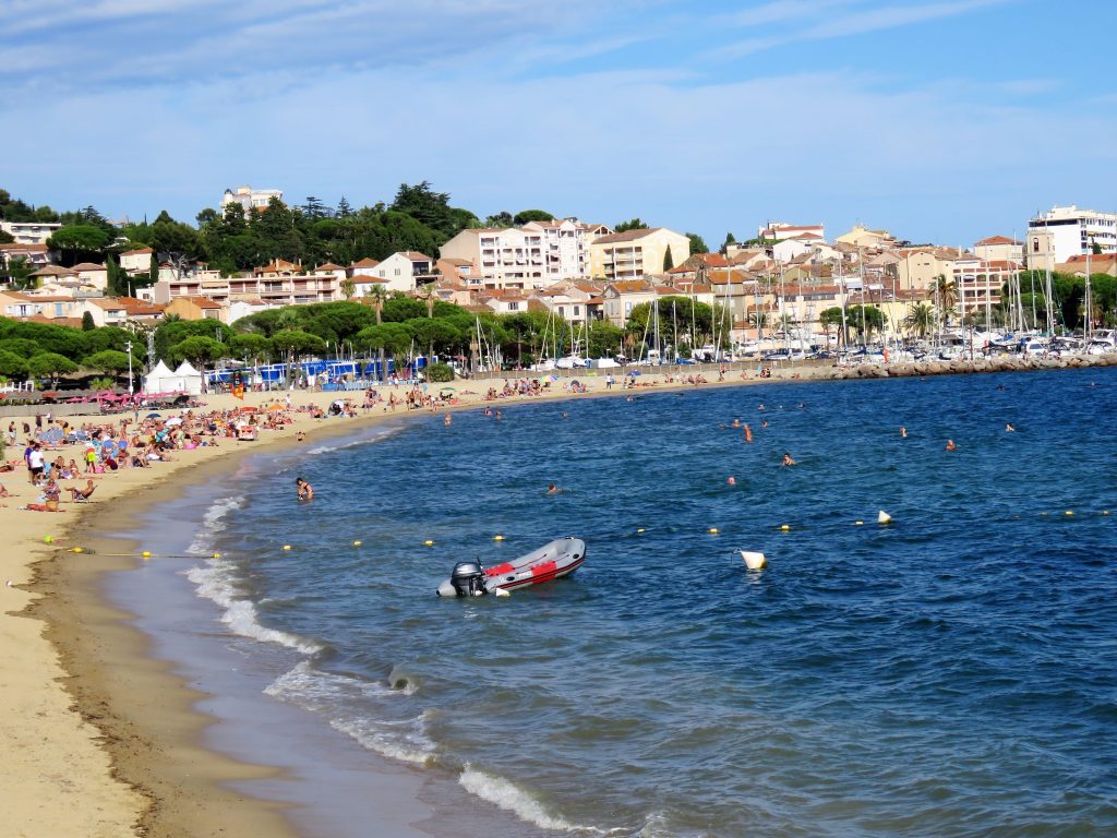 En soldag på en av Sainte Maximes vakre strender. Her ser du stranden ved byens sentrum