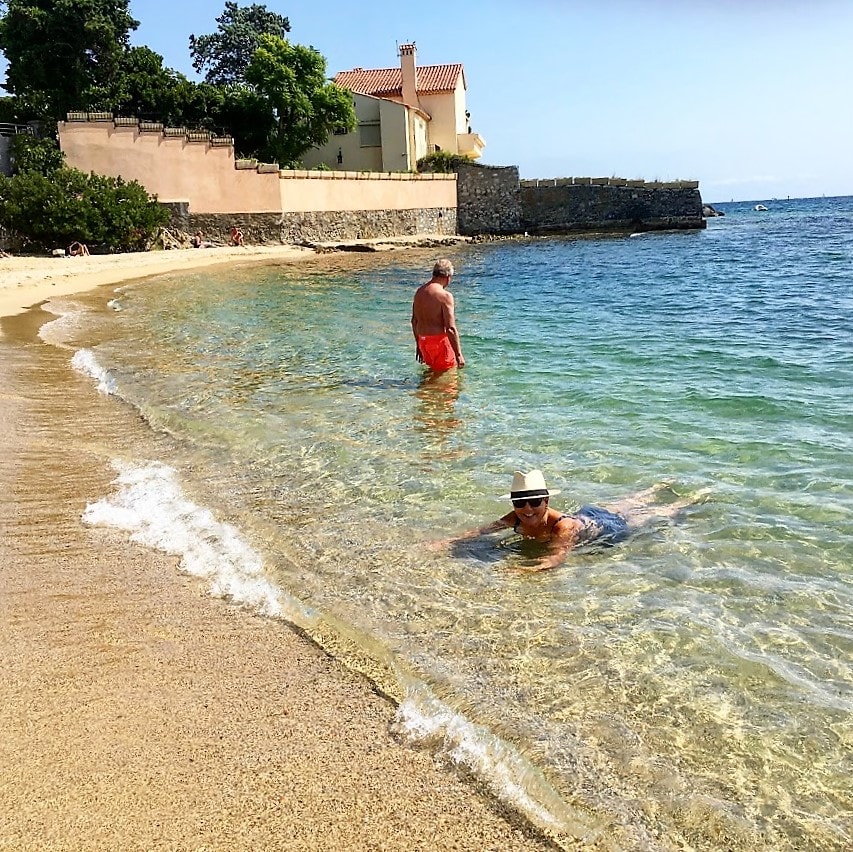 En helt alminnelig stranddag langs den franske riviera - her bader jeg med svenskekongens feriebolig i bakgrunnen